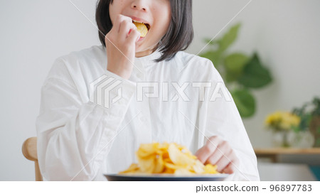 一個吃薯片的女人（不健康的飲食）.. 96897783