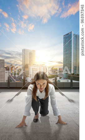 Asian businesswoman in start position ready to run 96897848