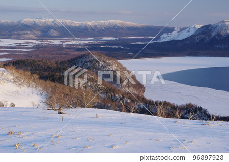 冬季的屈斜路湖和群山 96897928