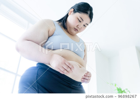 看著肚子的女人 96898267