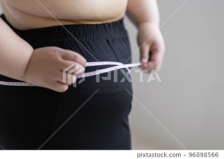 測量臀部的女人 96898566