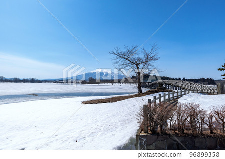 【青森縣鶴田町】從津輕富士見湖眺望岩木山。江戶時代弘前藩為開發新田而建造的湖。 96899358
