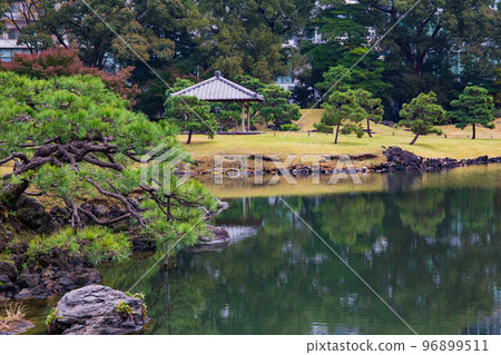 秋天的東京舊芝離宮紅葉庭園 秋天的東京舊芝離宮紅葉庭園 96899511