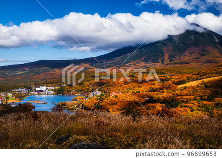 Lake Shirakabaki in autumn 96899653