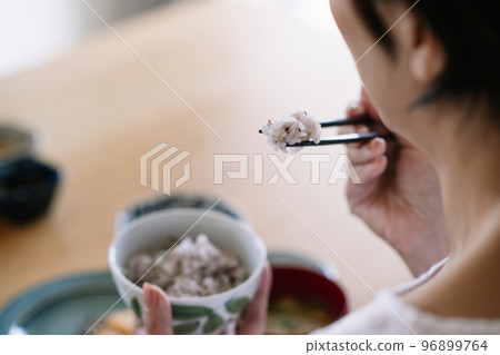 情侶餐桌 / 吃日本料理的日本形象 96899764