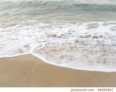 沙灘上的波浪。 沙灘上的波浪。 96899802