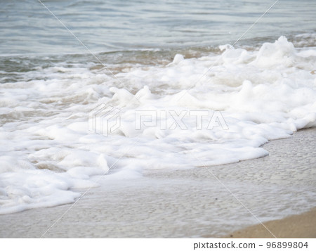 沙灘上的白浪。 沙灘上的白浪。 96899804