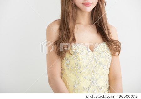 穿著連衣裙的女人 96900072