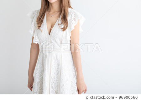 大膽穿開胸連衣裙的女裝 96900560