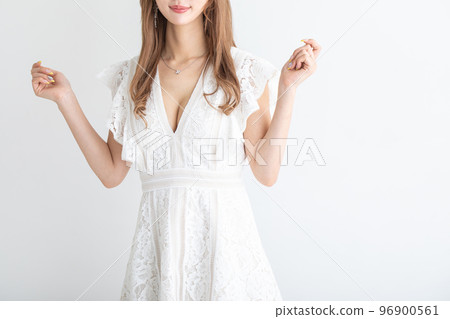 大膽穿開胸連衣裙的女裝 大膽穿開胸連衣裙的女裝 96900561
