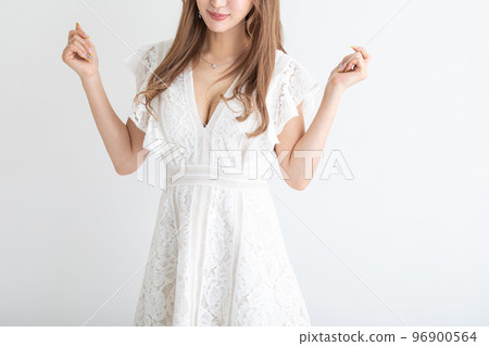 大膽穿開胸連衣裙的女裝 大膽穿開胸連衣裙的女裝 96900564