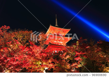 [Kyoto Prefecture] Kiyomizu-dera's three-storied pagoda and colored leaves light up 96900690