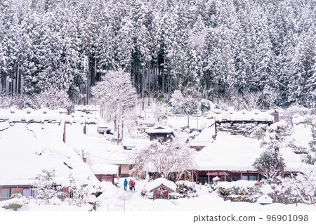 這張照片是在京都南丹市美山町被雪覆蓋的茅草屋頂村拍攝的。 96901098