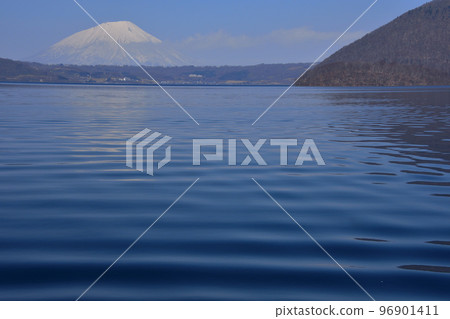湖面上的羊蹄山 96901411