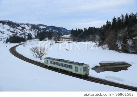 新潟縣長岡市 JR飯山線 清晨穿過雪原的單列電車 96901592