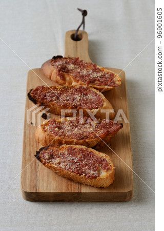 Corned beef bruschetta 96901605