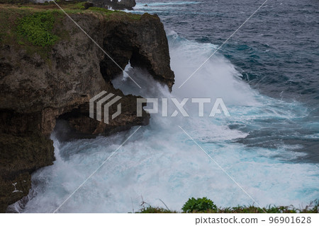 風景秀麗的懸崖暴露在強風和洶湧的海浪中 96901628