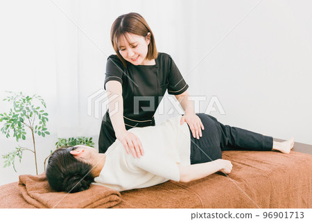 作為按摩師、治療師、脊椎按摩師和矯正骨盆的物理治療師的亞洲女性 作為按摩師、治療師、脊椎按摩師和矯正骨盆的物理治療師的亞洲女性 96901713