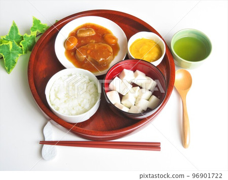 慕斯食品放置在圓形托盤上,轉動即可輕鬆食用。 慕斯食品放置在圓形托盤上,轉動即可輕鬆食用。 96901722