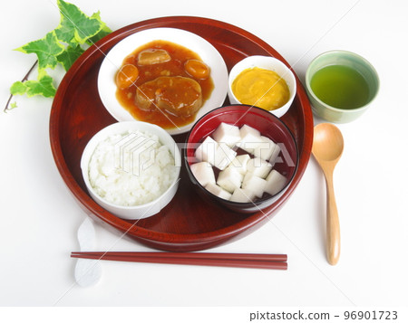慕斯食品放置在圓形托盤上,轉動即可輕鬆食用。 慕斯食品放置在圓形托盤上,轉動即可輕鬆食用。 96901723