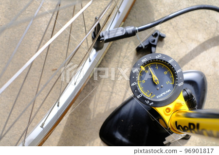 騎自行車前，每天檢查氣壓。 96901817