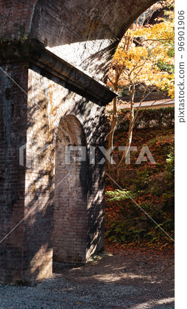 Autumn leaves of Nanzenji 96901906