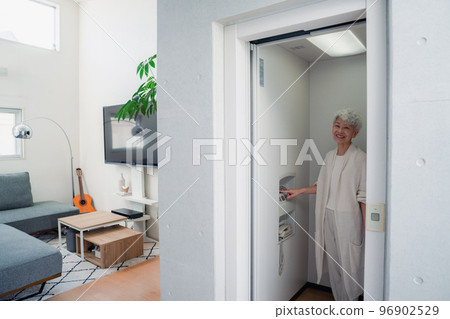 使用家庭電梯的資深婦女 96902529