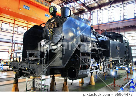 C11-325型蒸汽機車在檢修站進行檢修 96904472
