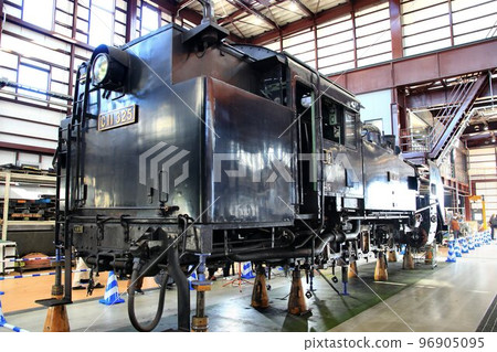 C11-325型蒸汽機車在檢修站進行檢修 C11-325型蒸汽機車在檢修站進行檢修 96905095