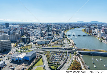 新潟縣新潟市 從 Toki Messe Befco Bakauke 展望台(南方向)看到的新潟市街景 新潟縣新潟市 從 Toki Messe Befco Bakauke 展望台(南方向)看到的新潟市街景 96905175