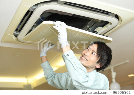 維修空調的男工 維修空調的男工 96906561