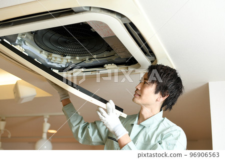 維修空調的男工 維修空調的男工 96906563