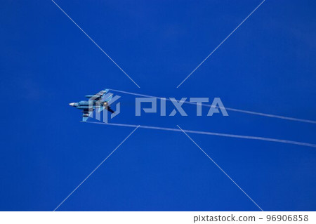 An F-2 jet fighter flying in high maneuverability over Hyakuri Base, the key to the capital's air defense. 96906858