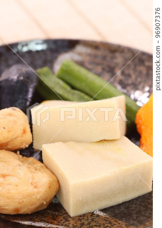 Simmered Koya-dofu, Ganmodoki, Okra, Shiitake Mushrooms 96907376
