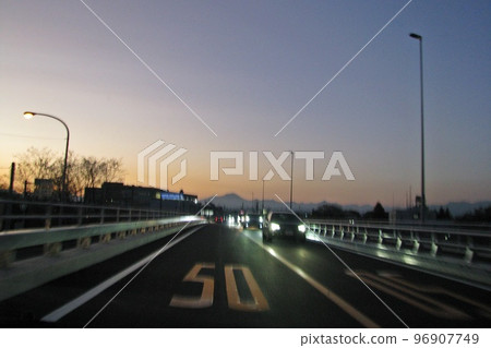 全新的道路標記。傍晚穿過新神奈川大橋。 12月3日開業。群馬縣和埼玉縣 全新的道路標記。傍晚穿過新神奈川大橋。 12月3日開業。群馬縣和埼玉縣 96907749