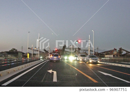 向左轉,就會來到新建成的神無川大橋。新的道路標記。 12月3日15:00開啟 向左轉,就會來到新建成的神無川大橋。新的道路標記。 12月3日15:00開啟 96907751