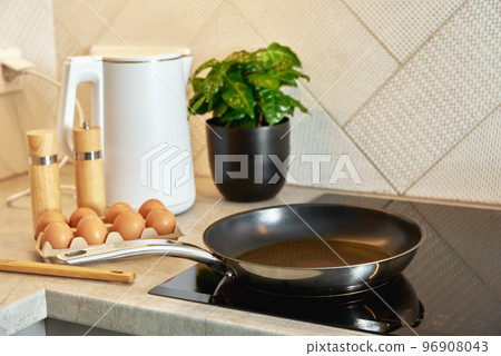 Induction hob with frying pan, Kitchen appliance 96908043