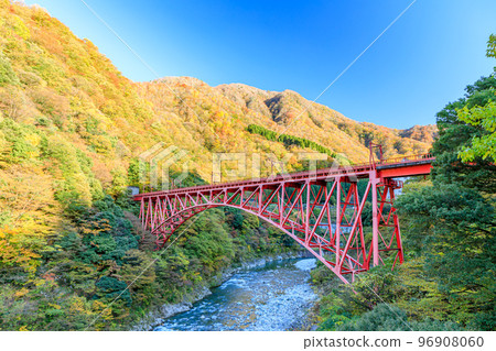 富山縣黑部市新山彥橋，秋天的黑部峽谷 96908060