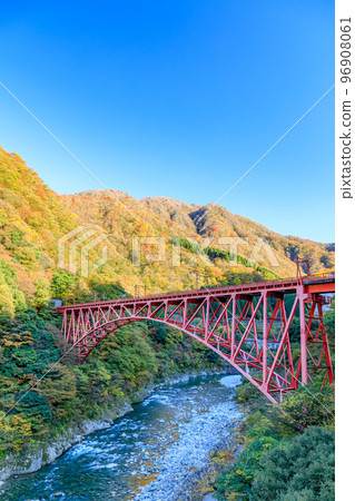 富山縣黑部市新山彥橋，秋天的黑部峽谷 96908061