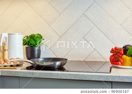 Induction hob with frying pan, Kitchen appliance 96908187