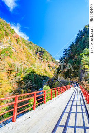 Kurobe Gorge in Autumn, Okugane Bridge, Kurobe City, Toyama Prefecture 96908440