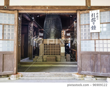 Miidera (Onjoji Temple) Reikodo, the head temple of Tendaiji Monshu Miidera (Onjoji Temple) Reikodo, the head temple of Tendaiji Monshu 96909122