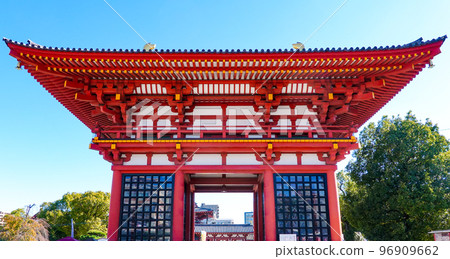 秋天的西大門和極樂門四天王寺(大阪市天王寺區) 秋天的西大門和極樂門四天王寺(大阪市天王寺區) 96909662