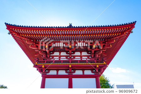 秋天的西大門和極樂門四天王寺（大阪市天王寺區） 96909672