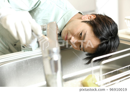 A male worker who inspects the water supply 96910019