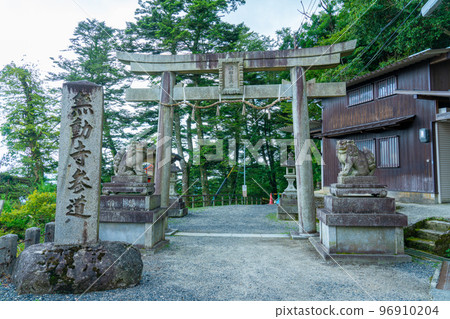 [Kinki 36 Fudo Sacred Sites] No. 26 Entrance to the approach to Mudoji Temple and the torii of Bentendo, Otsu City, Shiga Prefecture 96910204