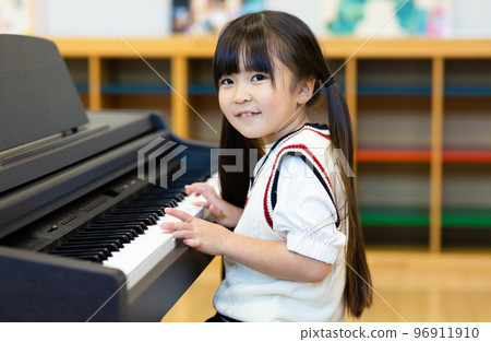 小學生練習鋼琴 96911910