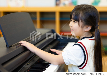 小學生練習鋼琴 小學生練習鋼琴 96911912