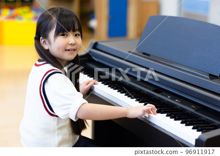 小學生練習鋼琴 小學生練習鋼琴 96911917