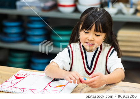 Primary school students drawing pictures 96912200